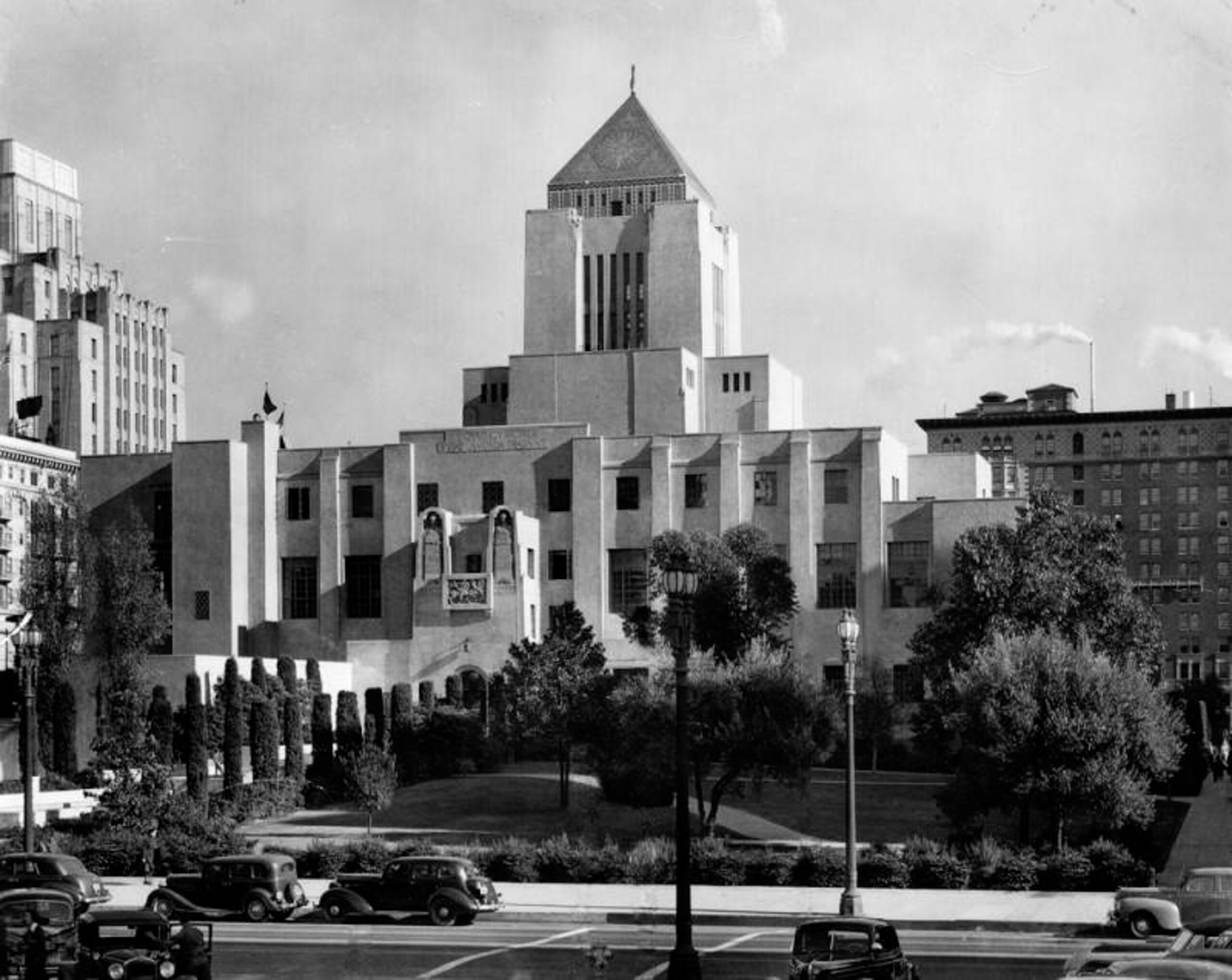 Los Angeles' Iconic Central Library Was A Beacon Of Early Art Design ...