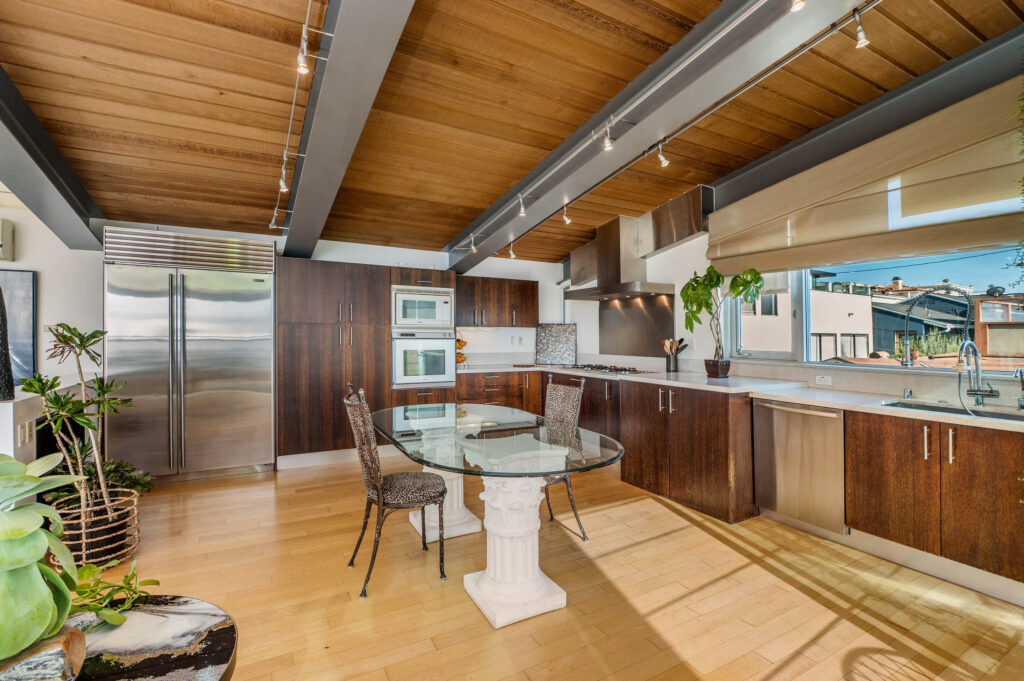 Manhattan Beach Sand Section Home That's Bold By Nature » Digs.net
