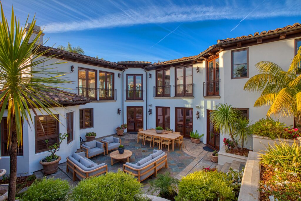 212 John Street, Manhattan Beach living room courtyard