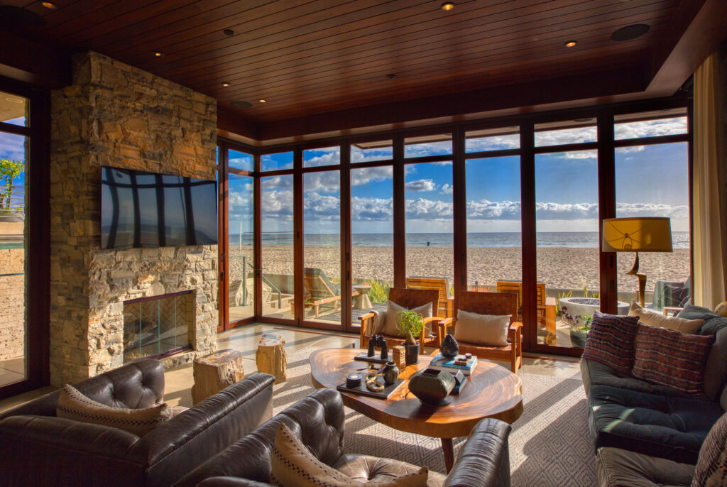 3124 The Strand living room