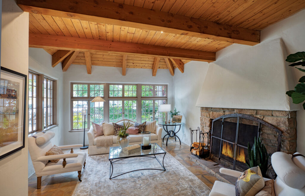 2917 N Poinsettia living room