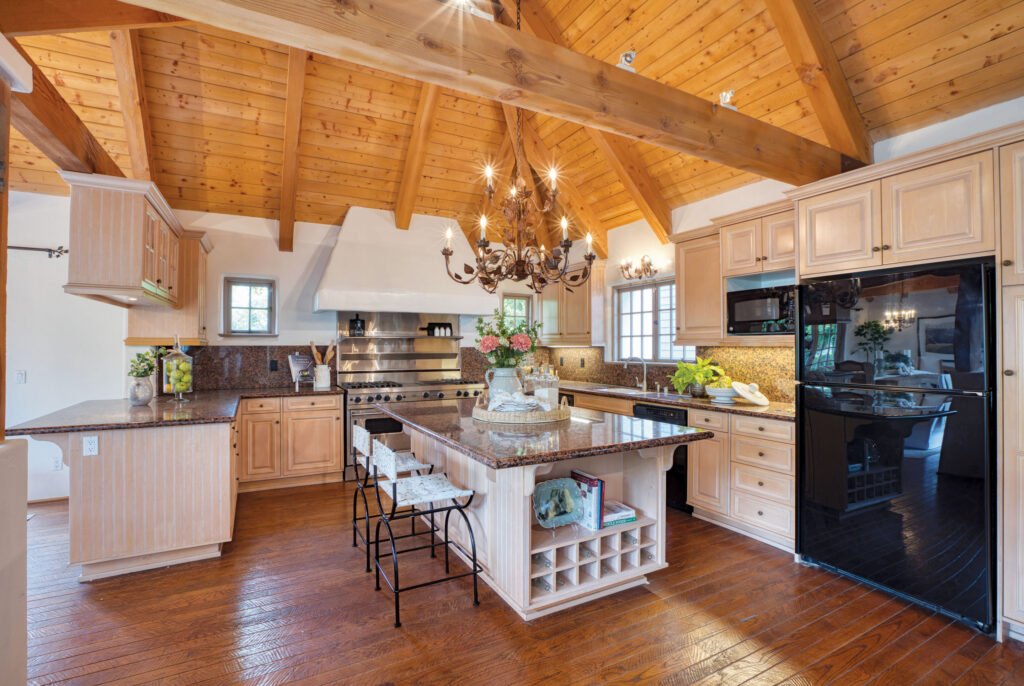2917 N Poinsettia kitchen