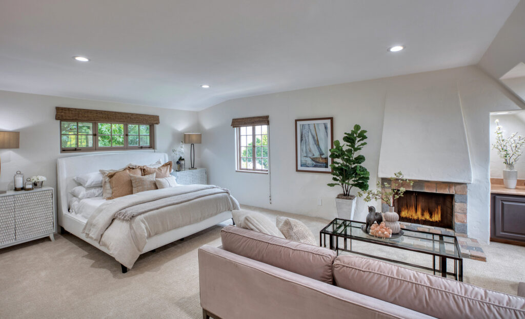 2917 N Poinsettia bedroom