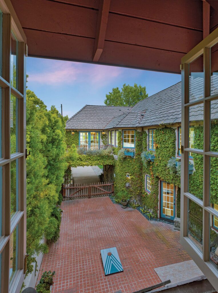 2917 N Poinsettia courtyard