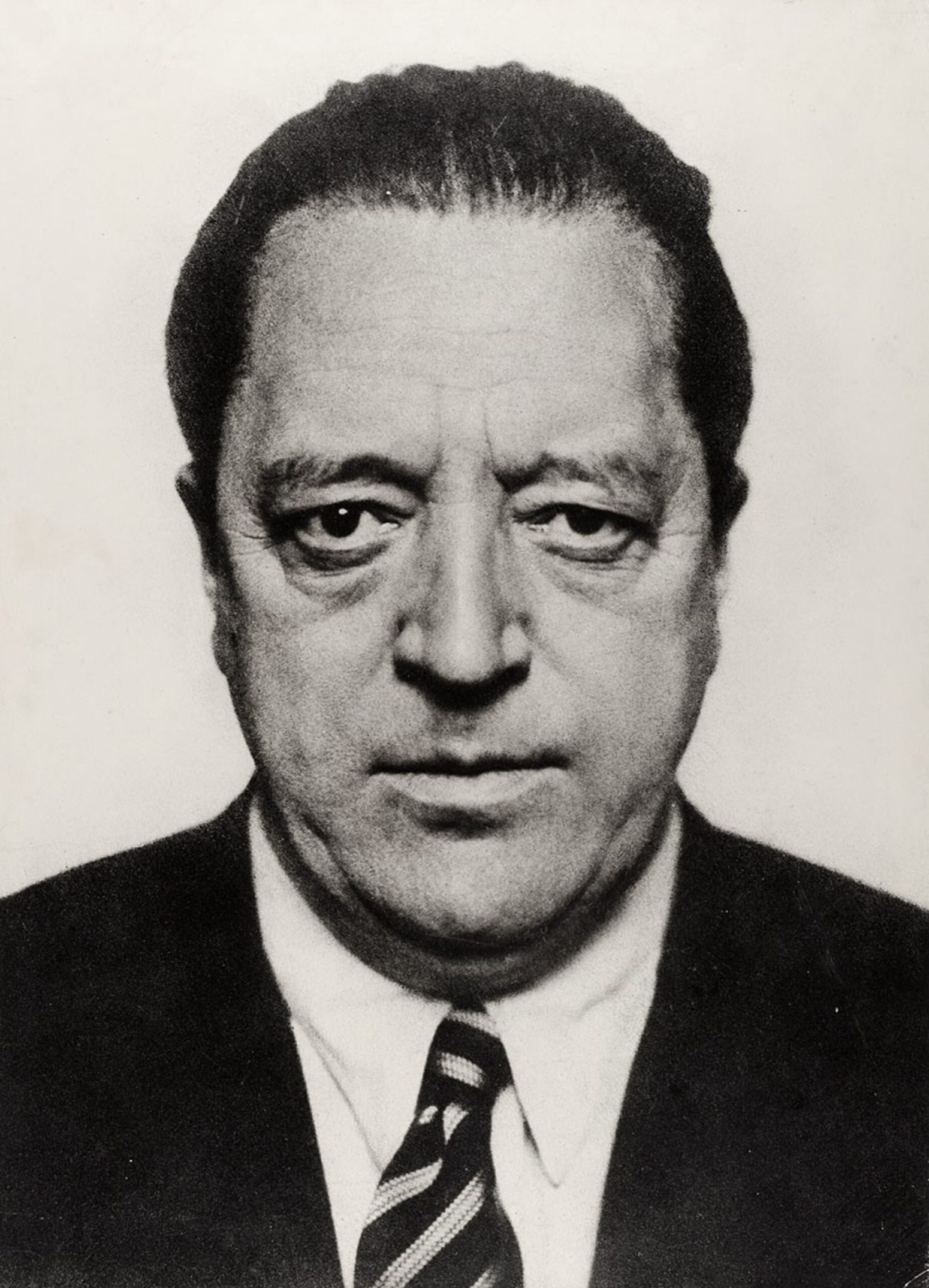 Hugo_Erfurth_-_Portrait_Ludwig_Mies_van_der_Rohe,_1934