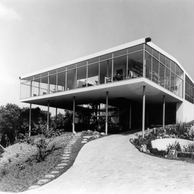Glass House newly built. Sao Paolo, 1951. Photo by Peter Scheier; Courtesy of Instituto Bardi.